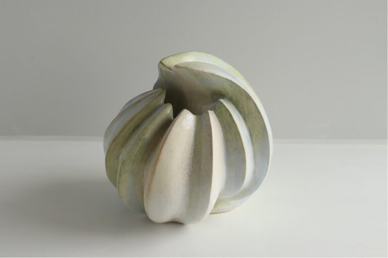 【京都 蔦屋書店】中里浩子 陶展「明るいほうへ」を11月7日（木）より開催。つぼみや花弁が連動して開花していく植物の生命力を、結晶釉による微妙な色彩で瑞々しく表現。のメイン画像