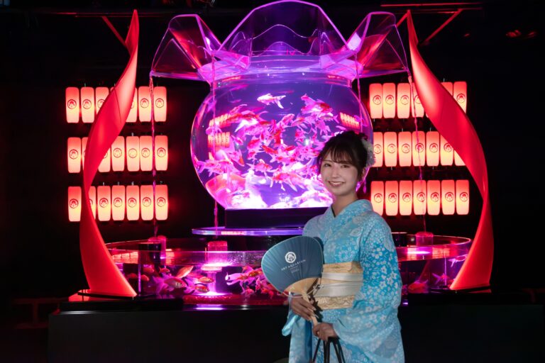 今年の夏は浴衣で金魚アート鑑賞を！　恒例！アートアクアリウム美術館の浴衣キャンペーン　浴衣でご来館の方にオリジナルうちわをプレゼントのメイン画像