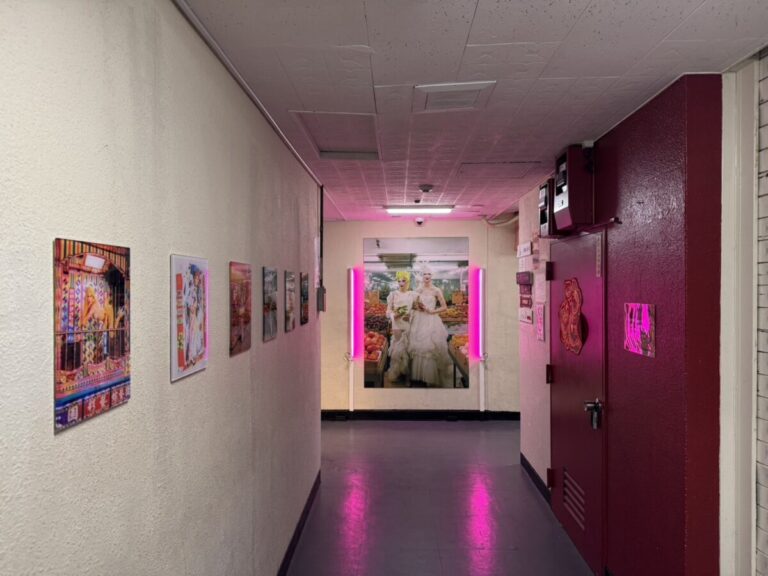 恵比寿屈指のユニークベニュー「恵比寿 地下 味の飲食街」を舞台に、台湾の多様性を象徴する気鋭フォトグラファー・アーティスト「マンボウ・キー」が特別展示を開催のメイン画像