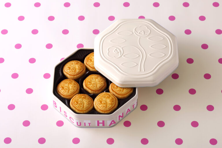 「花椿ビスケット」から優美なクラシックアイボリーの限定缶、11月1日（土）数量限定発売のメイン画像