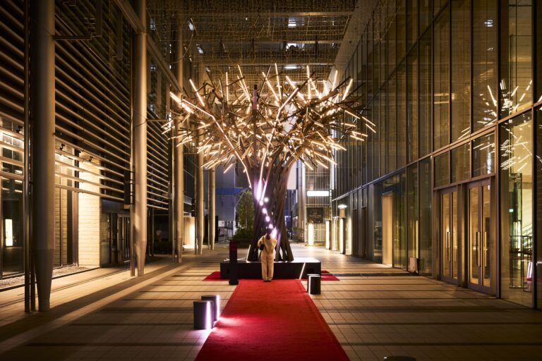 HYTEK Inc.がMIDTOWN YAESU CHRISTMAS 2024で金継ぎをモチーフにしたインタラクティブツリー「キンツギツギキ」の総合演出を担当。のメイン画像