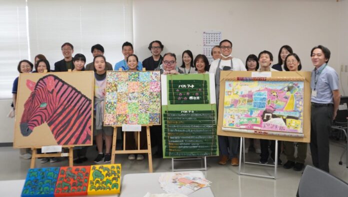 障害者アーティストの作品展示　横浜市の配送センターで披露目会〔神奈川〕のメイン画像