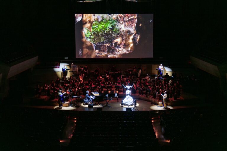 渋谷慶一郎の「アンドロイド・オペラ」がサントリーホールで上演、感涙のスタンディングオーベーションで幕／来年5月に大阪・フェスティバルホールでの再演決定のメイン画像