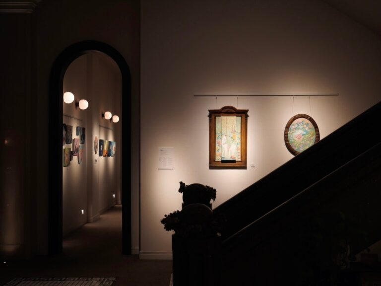 北海道出身人気アーティスト田中マリナ氏の新作17点を含む23点の作品が並ぶ個展「Eden」が、幻想的な建築美の「UNWIND HOTEL & BAR 小樽」ホテル内ギャラリーにて入場無料で開始！のメイン画像