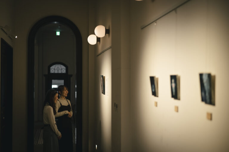 クラシックと現代が融合する幻想的なアート体験！ 宿泊者以外も入場無料で楽しめるホテル内ギャラリー「UNWIND GALLERY」にて、小樽出身の油彩画家HiNA氏の展示がスタートのメイン画像