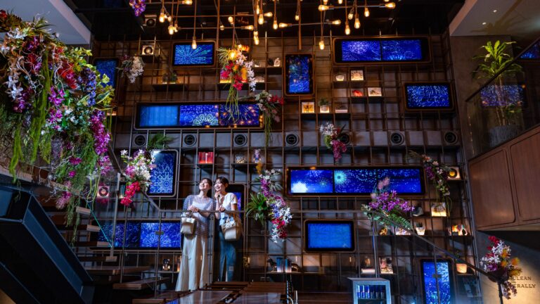 フォトジェニックな夏の非日常体験！「THE LIVELY 福岡博多」にて都会にいながらも異国の風を感じるフラワーアートがロビーに登場。宿泊者以外も楽しめる、食とアートを満喫する夏季限定企画を開催のメイン画像