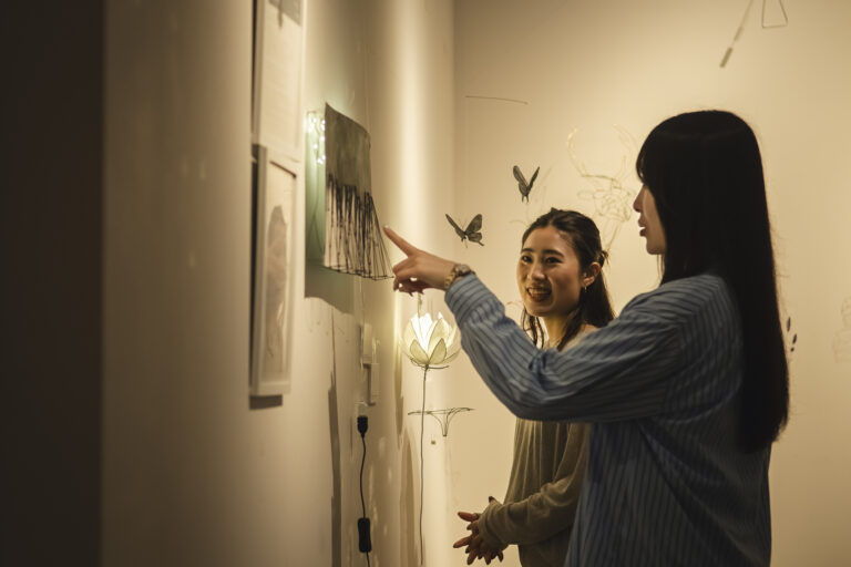 歴史的建造物の中を揺れる、光と影に没入する幻想的なアート体験！空間全体をアートとして体感できる、入場無料のホテル内ギャラリー「UNWIND GALLERY」にて、造形作家「jobin.」氏の展示開始のメイン画像