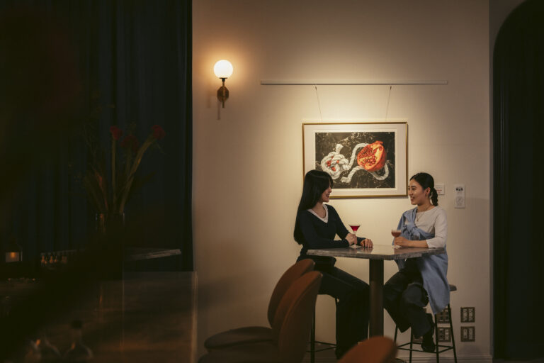 北海道の幻想的なホテル空間で、一足早い芸術の秋を！アートペアリングカクテルを片手にアートが楽しめるホテル内ギャラリー「UNWIND GALLERY」にて、Whodunitの展示「踊り場の果実」が開始のメイン画像