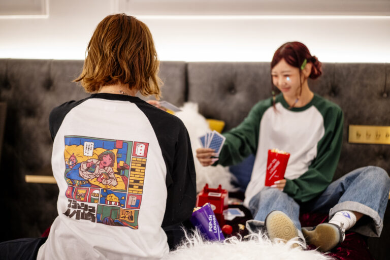 注目のイラストレーター「原田ちあき」とライフスタイルホテル「slash 川崎」がホテル業界初コラボ！「好きなように過ごすホカンス」を描き下ろしたオリジナルグッズと宿泊プランが11月1日（土）～販売開始のメイン画像