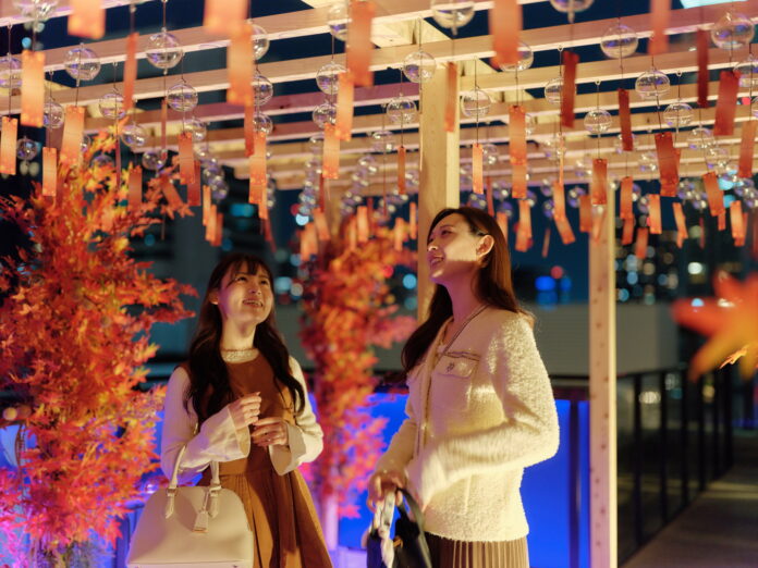 フォトジェニックな秋の非日常体験！ライフスタイルホテル「THE LIVELY 大阪本町」に、秋の夜長に揺れる風鈴アートが登場。宿泊者以外も楽しめる、ルーフトップテラスでの季節限定企画を開催。のメイン画像