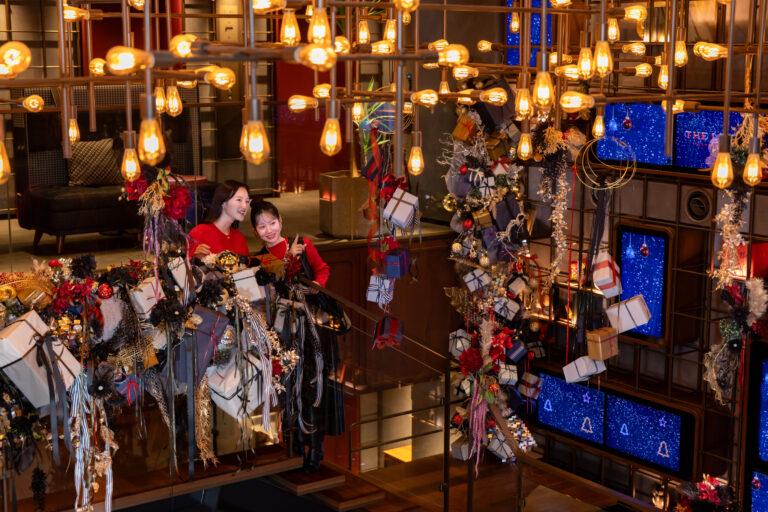 ライフスタイルホテル「THE LIVELY 福岡博多」に、宿泊者以外も楽しめるフラワーアートが登場！期間限定のカフェバーメニューも味わえるクリスマス企画“Souvenir Christmas”を開催のメイン画像