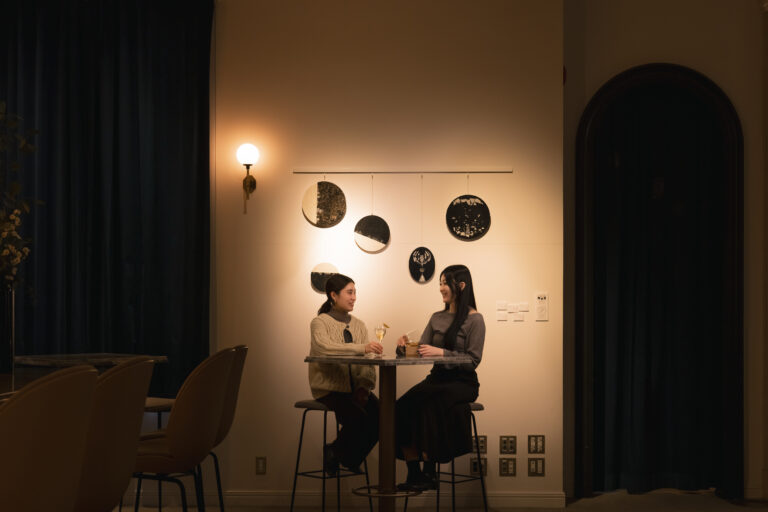 アールデコ建築の幻想的な空間でワックスアート作品を楽しむ。宿泊者以外も入場無料で楽しめるホテル内ギャラリー 「UNWIND GALLERY」にて「Jun's Light」の展示開始！のメイン画像