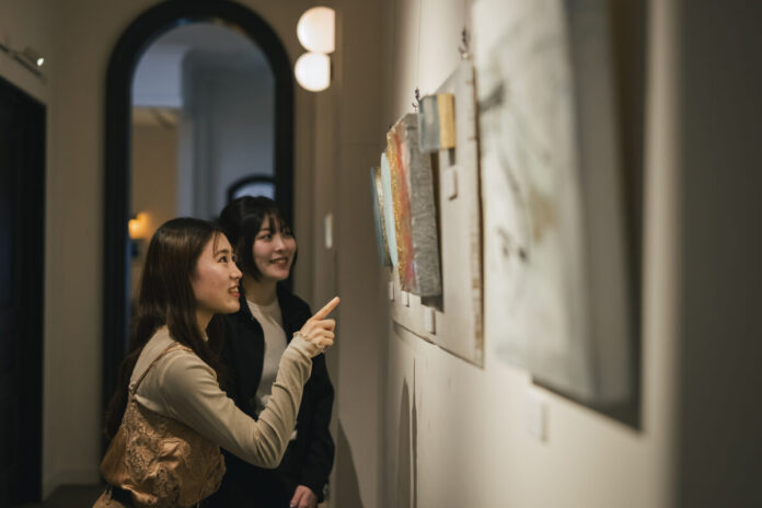 7264_495_main-1 アールデコ様式の幻想的な空間で、小樽を色鮮やかな抽象画で楽しむ。宿泊者以外も入場無料で楽しめるホテル内ギャラリー「UNWIND GALLERY」にて、現代抽象画家SOU氏の展示「UNGA」を開催のメイン画像