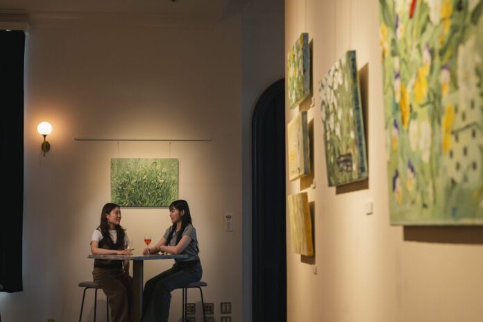 幻想的な建築美を感じるホテル内ギャラリー「UNWIND GALLERY」で、恋するように季節を感じるアート体験を。花や植物をモチーフに、恋心を描いた作品が並ぶ展示「Bloom for me」開催のメイン画像