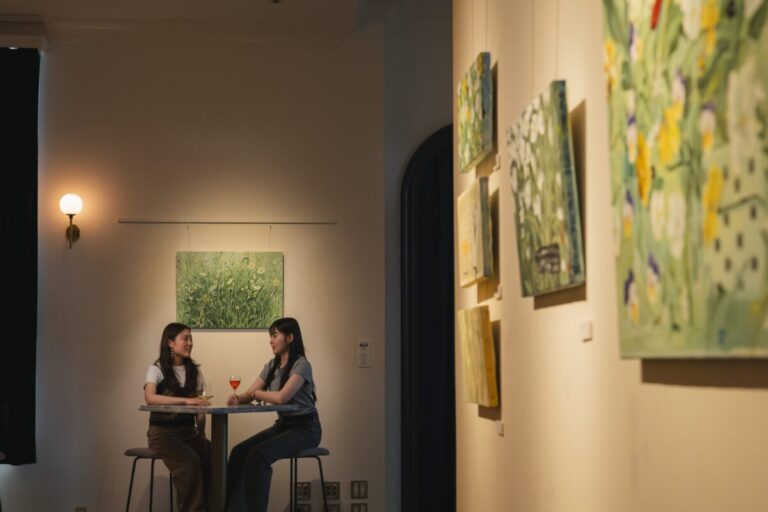 幻想的な建築美を感じるホテル内ギャラリー「UNWIND GALLERY」で、恋するように季節を感じるアート体験を。花や植物をモチーフに、恋心を描いた作品が並ぶ展示「Bloom for me」開催のメイン画像
