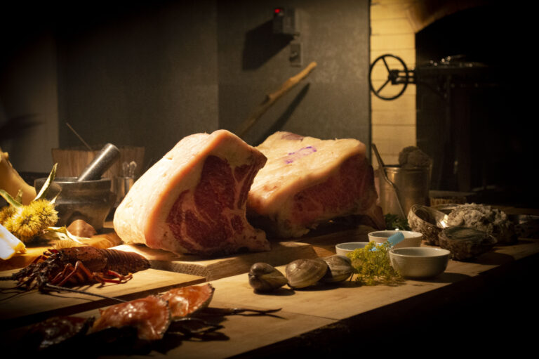 森への敬意を一皿に。アクアイグニスの別邸「湯の山 素粋居」で、星付きシェフによる“クリスマス限定ジビエ饗宴”を披露。のメイン画像