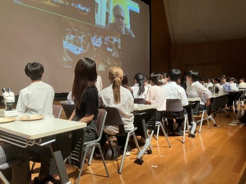 【岡山大学】創造性教育の未来を考えるCRE-Lab.FORUM2024「未来と創造―人と学びの新たな関係―」を開催しましたのサブ画像2_ステージ上でレスリー大学のワークショップを受ける学生、高校生