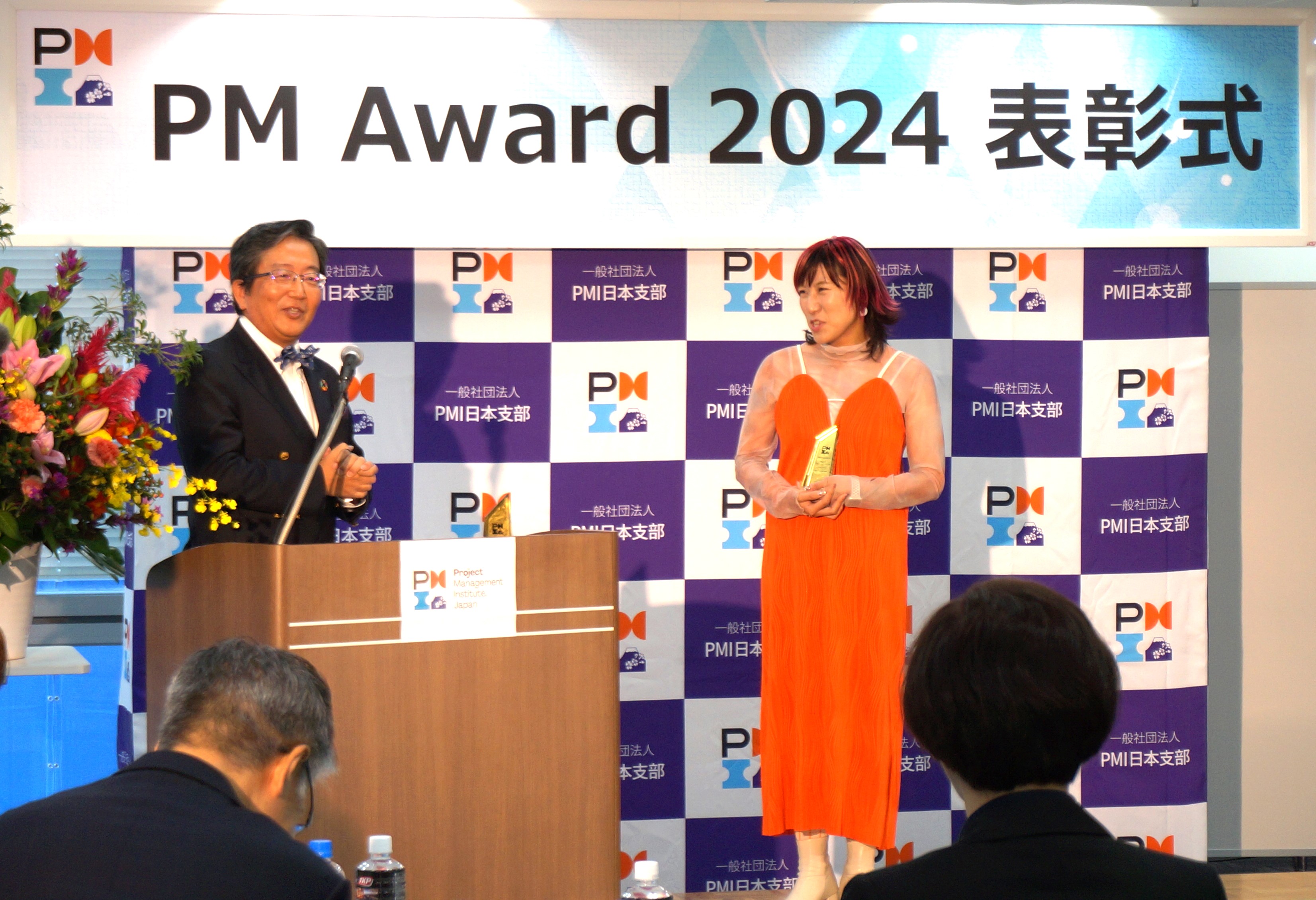【岡山大学 x PMI日本支部】優れた成果等を挙げたプロジェクトを表彰する「PM Award 2024」で岡山大学SDGsイノベーション賞を「PROJECT ATAMI」に授与のサブ画像3_授賞理由を述べる那須学長（左）
