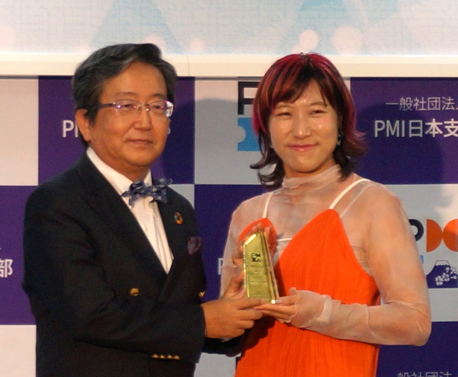 【岡山大学 x PMI日本支部】優れた成果等を挙げたプロジェクトを表彰する「PM Award 2024」で岡山大学SDGsイノベーション賞を「PROJECT ATAMI」に授与のサブ画像5_那須学長と冠さん（右）