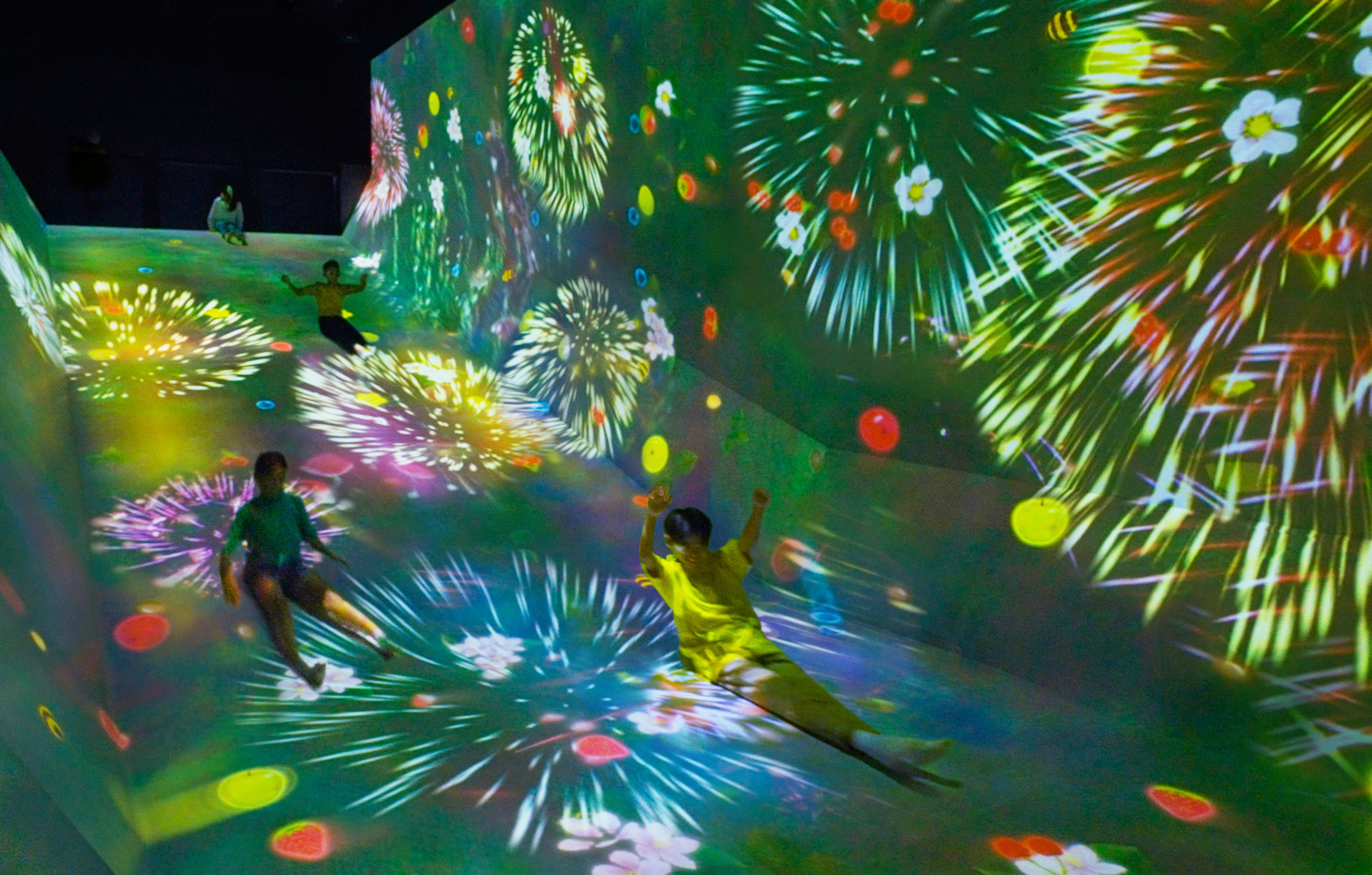 チームラボ、シンガポールの常設展「teamLab Future World」で、新たに3作品を公開。既存作品も複数リニューアル。のサブ画像4_体がボールにぶつかると、太陽の光のエネルギーをもらったボールは、勢いよく飛んでいきます。チームラボ《すべって育てる！フルーツ畑》© チームラボ