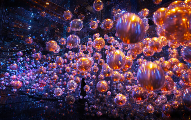 チームラボ、「teamLab Phenomena Abu Dhabi」の巨大な新作を発表。アブダビの文化地区に4月18日(金)オープン。チケット販売中のメイン画像