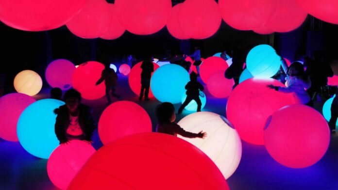 チームラボ、北海道立帯広美術館にて『チームラボ 学ぶ！未来の遊園地』を開催。会期は7月11日(土)から9月6日(日)までのメイン画像