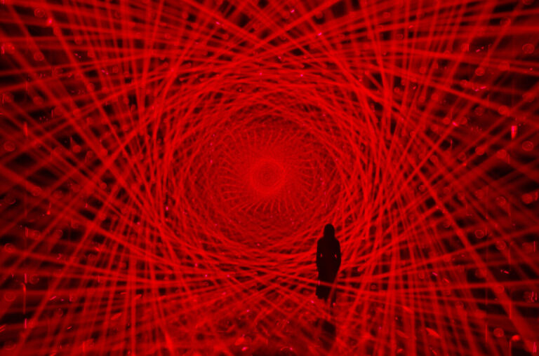 再オープンする「Light Sculpture - Flow」の、新たなシリーズを公開。7月8日(水)から、特別展「宇宙の非対称性について」を、チームラボボーダレス（東京・麻布台ヒルズ）にて開催のメイン画像