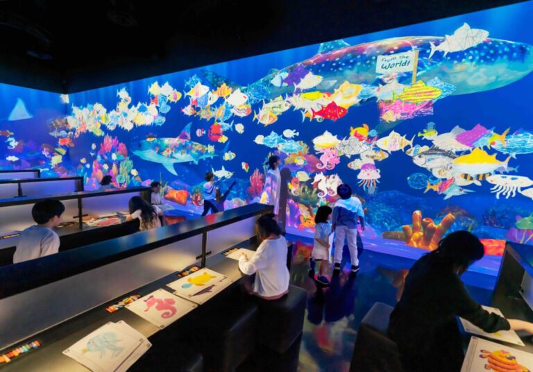 チームラボ、宮城・女川町まちなか交流館で『チームラボ 世界とつながったお絵かき水族館』を開催。会期は8月29日(土)から9月23日(水・祝)までのメイン画像