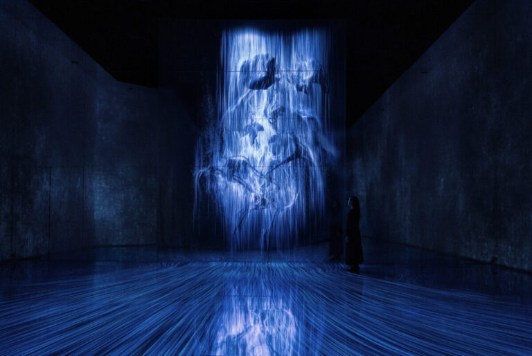 新作《私は、流れによって私を知る》、《花幽体》を含む4作品がシンガポール『teamLab Future World』に加わり、体験がさらに拡張。8月29日(土)からのメイン画像