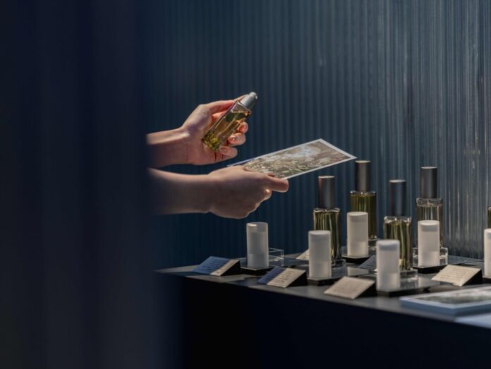 日本最古の公立植物園「京都府立植物園」にて、THREEの体験型インスタレーション「THE ROOM OF (IN) SCENTS」開催中のメイン画像