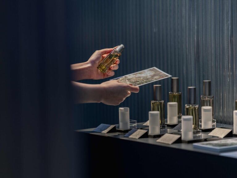 日本最古の公立植物園「京都府立植物園」にて、THREEの体験型インスタレーション「THE ROOM OF (IN) SCENTS」開催中のメイン画像