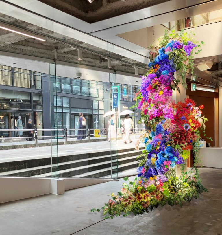 【世界的写真家レスリー・キー氏の作品世界×日比谷花壇のフラワーデザイン】55種類の花とみどりで日本現存最古の英字誌『Tokyo Weekender』55周年を祝福します。のメイン画像