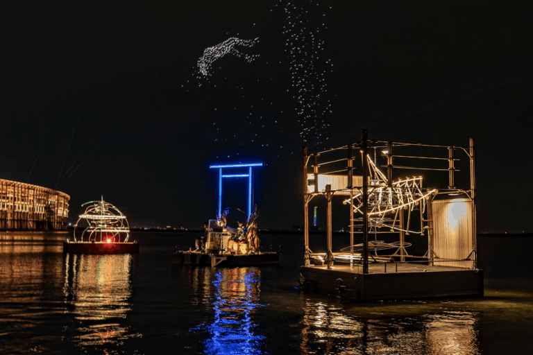 大阪・関西万博会場に​浮かぶ、​光る​鳥居の​正体は。​人と​宇宙の​調和を​表現した​水上の​空間彫刻作品群が​10月12日まで​展示中のメイン画像