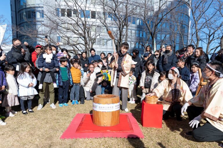 六本木ヒルズ×鳥取県 都心の屋上庭園で新年を祝う新春恒例の食イベント開催！鳥取県産のもち米「ハクトモチ」や郷土料理を振る舞う　地上45mの「もちつき」イベントのメイン画像