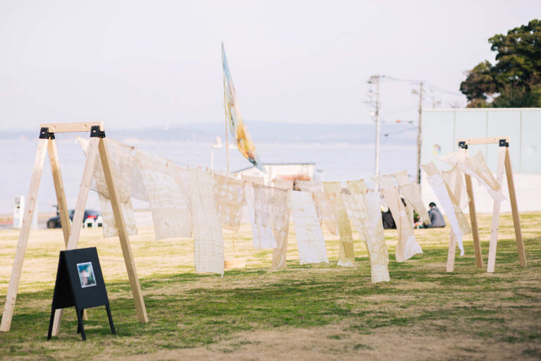 山本愛子×喜界島サンゴ礁科学研究所「暖簾の草木染めワークショップ」喜界島で採集した植物で草木染めを体験しよう！のメイン画像