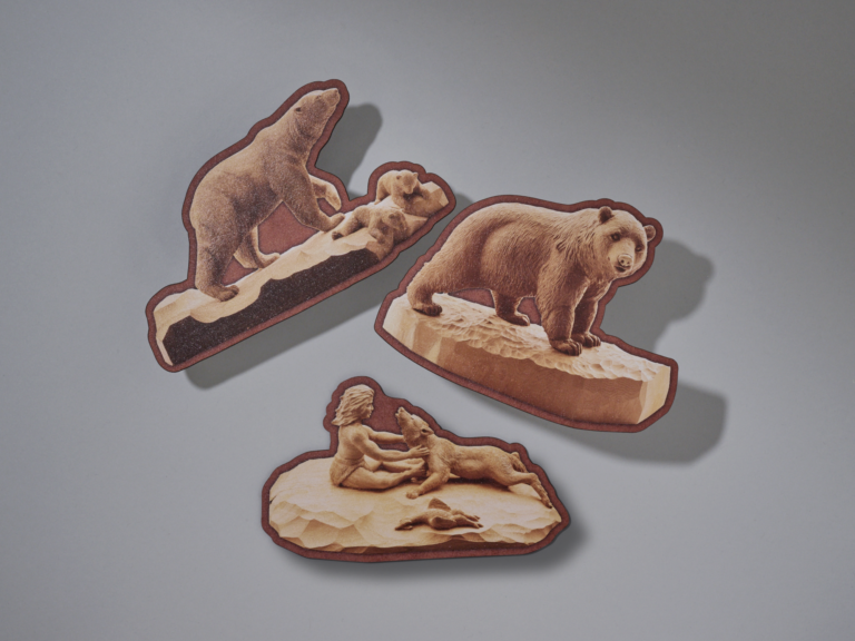 「生誕90年記念　藤戸竹喜の世界」木彫作品をモチーフにした「PENON タッチミー！ウッドポストカード」限定発売のメイン画像