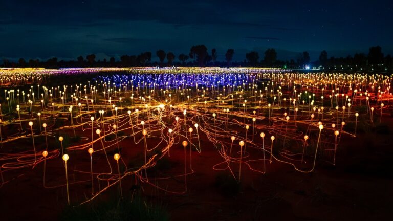 【ノーザンテリトリー政府観光局】「フィールド・オブ・ライト」が全面改修を終え、ウルルの大地を彩るシグネチャー体験が2027年4月まで延長決定のメイン画像