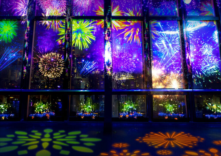 ネイキッドが手がける、花火と蛍の光に包まれる東京タワーの夏。東京タワーの展望台で、夏の夜を彩る没入型ライトショーのメイン画像
