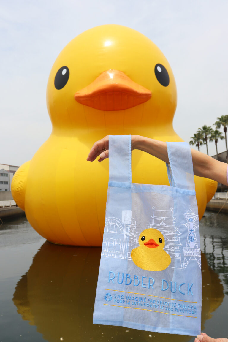 巨大なアヒルのアート作品《ラバー・ダック》、仏・パリの人気コンセプトショップ・Brigitte Tanakaとコラボレーション。オーガンジーバッグを 2025年6月5日（木）から100枚限定販売！のメイン画像