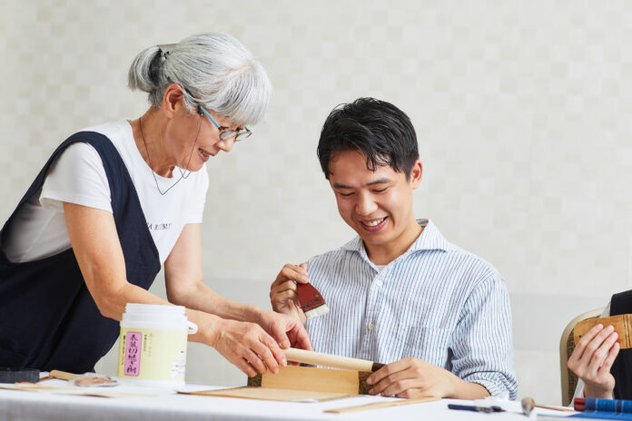 ホテルで日本の文化と芸術に触れる。扇子絵付けや沈金技法など、アーティストと共に作品を作るワークショップ。2026年1月～4月の開催内容を決定のメイン画像