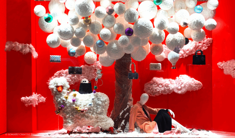 【東京・銀座】KOMEHYO GINZAのショーウィンドウがホリデー仕様に！ 動物たちの物語と、クリスマスカラーで街を彩るのメイン画像