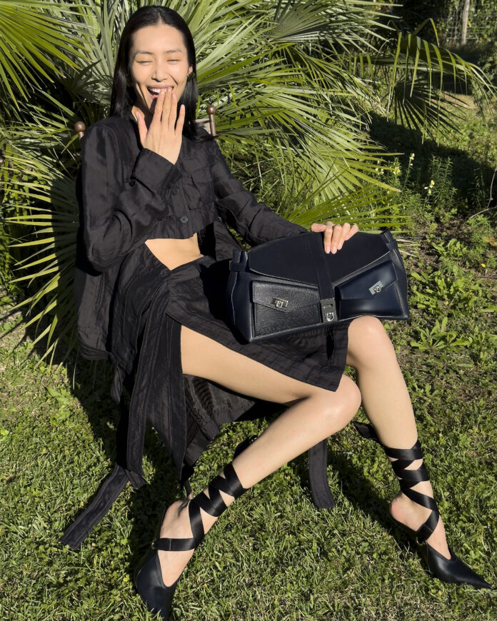 【FERRAGAMO】2025年春夏広告キャンペーンを発表のメイン画像