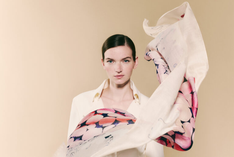 上野リチが描くファンタジーの世界が詰まったコレクターズスカーフが、アクリスより新発売のメイン画像