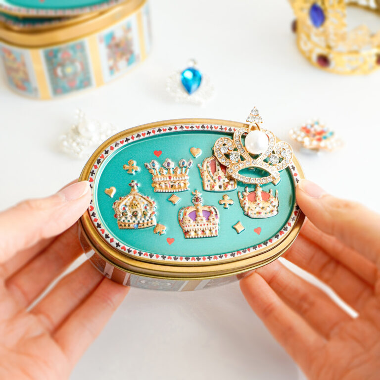 8枚のガラス絵をデザインした、2025年バレンタイン限定『ネコのトランプ缶』新発売。5種から選べる『王冠マグネット』付きのメイン画像