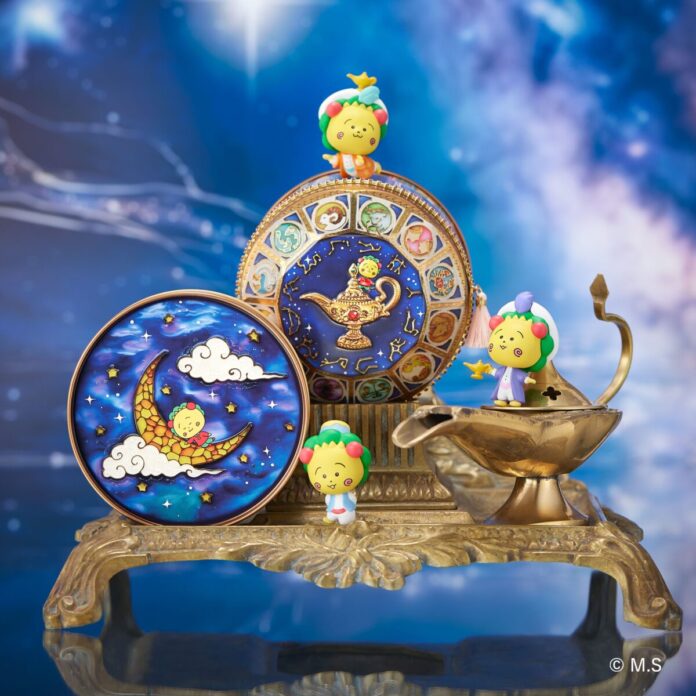 星空とランプを持つコジコジを、宝石のようなガラス絵で描いた『コジコジのランプ缶』が新発売。選べるフィギュア付きのほか、ミニチュア茶器セットやタッセルチェーンものメイン画像