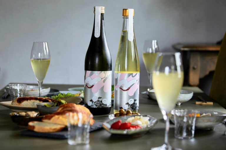 “食を楽しむ人”へ、2つの和酒『KASANE』。和洋折衷な「現代の和食」のための、柚子&茶のスパークリング和酒と日本酒が、7月24日（木）新登場。お取り寄せにも、グルメなあの人への贈り物やギフトにも。のメイン画像